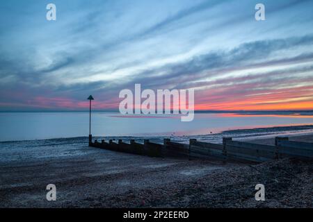 Wnter Sunset am Chalkwell Beach, in der Nähe von Southend-on-Sea, Essex, England, Großbritannien Stockfoto