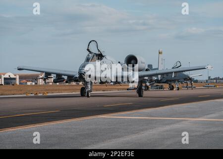 Ein A-10 Thunderbolt II-Flugzeug, das dem 122. Kampfflugzeug, Fort Wayne Air National Guard Base, Indiana, zugewiesen ist, Taxis auf der Fluglinie am MacDill Air Force Base, Florida, 24. Januar 2023. Die 122. FW nutzte MacDill als Hauptbetriebsbasis für Operation Guardian Blitz 2023, eine Übung, die sich auf Agile Combat Employment-Konzepte und Manövrierfähigkeit konzentrierte. Stockfoto