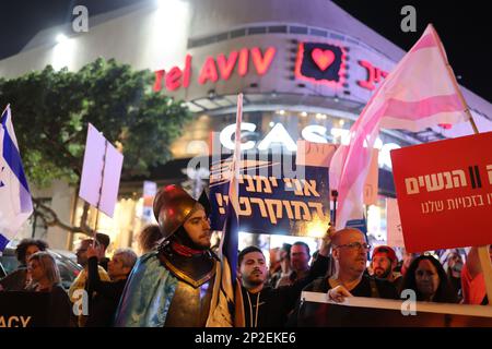 Tel Aviv, Israel. 04. März 2023. Israelische Demonstranten halten während einer Demonstration gegen die israelische Regierung Flaggen und Zeichen. Kredit: Ilia Yefimovich/dpa/Alamy Live News Stockfoto