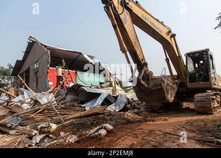 GUWAHATI, INDIEN - 27. FEBRUAR: Bulldozer, mit dem angeblich illegale Strukturen während einer Anti-Encroachment-Räumungsaktion der Guwahati Metropolitan Development Authority am 27. Februar 2023 in Guwahati, Indien, abgerissen werden. Kredit: David Talukdar/Alamy Live News Stockfoto