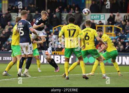 London, Großbritannien. 04. März 2023. Zian Flemming von Millwall trifft während des Meisterschaftsspiels zwischen Millwall und Norwich City im The Den, London am 04. März 2023. Gutschrift: Action Foto Sport/Alamy Live News Stockfoto