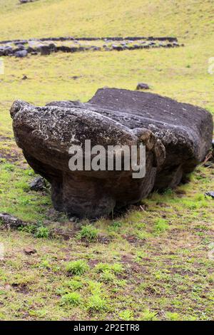 Moai, die nie im Steinbruch von Rano Raraku, Osterinsel, Chile, Südamerika fertiggestellt wurden Stockfoto