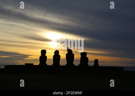 Sonnenuntergang auf der Osterinsel, Ahu Vai Ure Five Moais of Tahai Ceremonial Complex auf der Osterinsel im Vordergrund Stockfoto