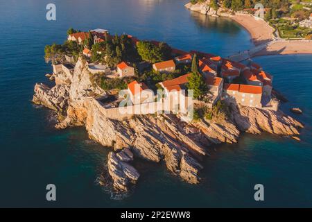 Blick auf Sveti Stefan, eine Stadt in der Gemeinde Budva, Budva Riviera, an der Adriaküste, St. Stephen Island, Montenegro, sonniger Tag mit einem blauen Stockfoto