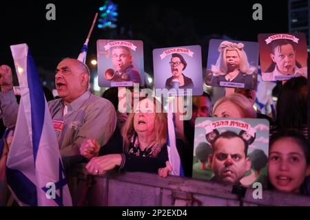 Tel Aviv, Israel. 04. März 2023. Israelische Demonstranten halten während einer Demonstration gegen die israelische Regierung Zeichen. Kredit: Ilia Yefimovich/dpa/Alamy Live News Stockfoto