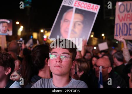 Tel Aviv, Israel. 04. März 2023. Israelische Demonstranten halten während einer Demonstration gegen die israelische Regierung Zeichen. Kredit: Ilia Yefimovich/dpa/Alamy Live News Stockfoto