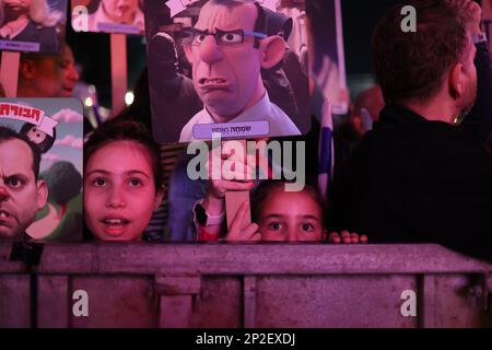 Tel Aviv, Israel. 04. März 2023. Israelische Demonstranten halten während einer Demonstration gegen die israelische Regierung Zeichen. Kredit: Ilia Yefimovich/dpa/Alamy Live News Stockfoto