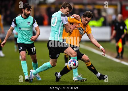 Sean Raggett (20 Portsmouth ), herausgefordert von Joe Ironside (9 Cambridge United) während des Spiels der Sky Bet League 1 zwischen Cambridge United und Portsmouth im R Costings Abbey Stadium, Cambridge, am Samstag, den 4. März 2023. (Foto: Kevin Hodgson | MI News) Guthaben: MI News & Sport /Alamy Live News Stockfoto