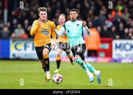 Dane Scarlett (19 Portsmouth ) tritt am Samstag, den 4. März 2023, während des Spiels der Sky Bet League 1 zwischen Cambridge United und Portsmouth im R Costings Abbey Stadium in Cambridge an. (Foto: Kevin Hodgson | MI News) Guthaben: MI News & Sport /Alamy Live News Stockfoto