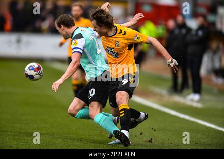 Sean Raggett (20 Portsmouth ), herausgefordert von Joe Ironside (9 Cambridge United) während des Spiels der Sky Bet League 1 zwischen Cambridge United und Portsmouth im R Costings Abbey Stadium, Cambridge, am Samstag, den 4. März 2023. (Foto: Kevin Hodgson | MI News) Guthaben: MI News & Sport /Alamy Live News Stockfoto