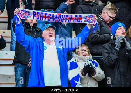 Die Fans von Portsmouth singen am Ende des Spiels während des Spiels Sky Bet League 1 zwischen Cambridge United und Portsmouth im R Costings Abbey Stadium, Cambridge, am Samstag, den 4. März 2023. (Foto: Kevin Hodgson | MI News) Guthaben: MI News & Sport /Alamy Live News Stockfoto