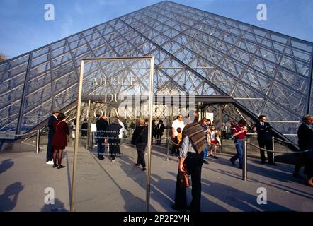 Paris Frankreich Louvre Pei Pyramide und Besucher Stockfoto