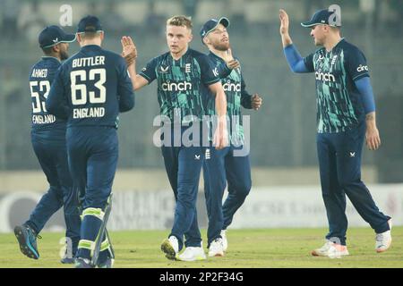 Sam Curran feiert einen von vier Wickets mit seinen Teamkollegen beim 2. One Day International Match von Bangladesh-England im Sher-e-Bangla National Stockfoto