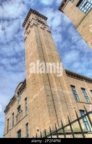 Gebäude, das von der NHS-Verwaltung in der „neuen Fabrik“ im Salz Mill Complex in Saltaire, Shipley, West Yorkshire, genutzt wird. Stockfoto