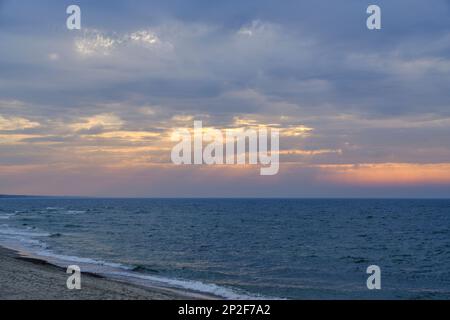 Sonnenuntergang am Sandstrand der Ostsee Stockfoto