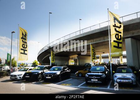 Athen Griechenland Hertz Autovermietungen unter Flyover vom Internationalen Flughafen Athen (AIA) Eleftherios Venizelos Stockfoto