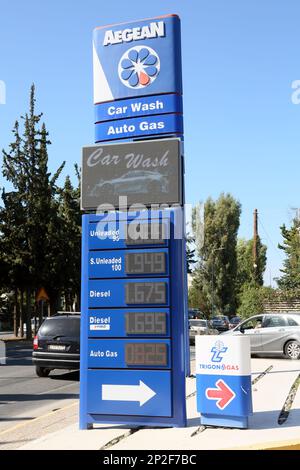 Aegean Tankstelle mit Kraftstoffpreisen auf der Straße zum internationalen Flughafen Athen Griechenland Stockfoto