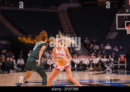 Minneapolis, Minnesota, USA. 2. März 2023. Indiana Hoosiers Guard SYDNEY PARRISH (33) spielt den Ball in der zweiten Hälfte von Indiana gegen Michigan State am Freitag, den 3. März beim Big Ten Women's Basketball Tournament 2023 in Minneapolis, Minnesota. Indiana gewann 94:85. (Kreditbild: © Steven Garcia/ZUMA Press Wire) NUR REDAKTIONELLE VERWENDUNG! Nicht für den kommerziellen GEBRAUCH! Stockfoto