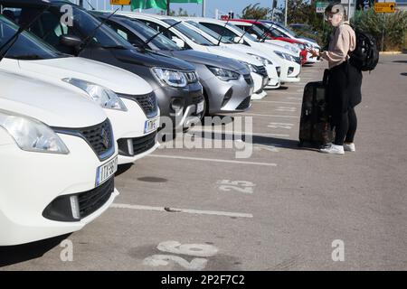 Athen Griechenland Frau mit Gepäck bei der Autovermietung vom Internationalen Flughafen Athen (AIA) Eleftherios Venizelos Stockfoto