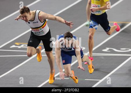 Istanbul, Türkei. 04. März 2023. Leichtathletik/Halle: Europameisterschaft, 400 Meter, Männer, Finale: Gewinner Karsten Warholm aus Norwegen (M) fällt nach der Ziellinie neben dem Zweitplatzierten Julien Watrin aus Belgien (l). Kredit: Oliver Weiken/dpa/Alamy Live News Stockfoto