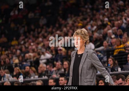 Minneapolis, Minnesota, USA. 3. März 2023. Iowa Hawkeyes Cheftrainer LISA BLUDER während der ersten Hälfte von Iowa gegen Purdue am Freitag, den 3. März beim Big Ten Women's Basketball Tournament 2023 in Minneapolis, Minnesota. Iowa gewann 69-58 (Credit Image: © Steven Garcia/ZUMA Press Wire) – NUR REDAKTIONELLE VERWENDUNG! Nicht für den kommerziellen GEBRAUCH! Stockfoto