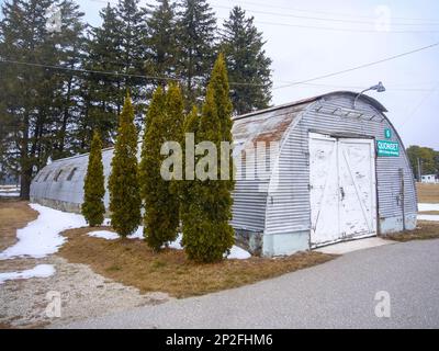 Quonset-Hütten aus dem 2. Weltkrieg auf dem Mason County Fair Grounds in Ludington, Michigan, USA Stockfoto