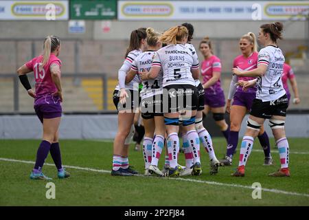 NORTHAMPTON, ENGLAND- Sa-4-2023: Grace Crompton von Bristol Bears feiert mit Teamkollegen, nachdem sie während des Spiels zwischen Loughborough Lightning und Bristol Bears in Franklin's Gardens am Sa-4-2023 in Northampton, England einen Versuch erzielt hatte. Credit: PATRICK ANTHONISZ/Alamy Live News Stockfoto