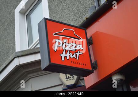 4. März 2023, Swansea, Wales, Vereinigtes Königreich. Pizza Hut Lieferung auf St. Helen's Road. Stockfoto