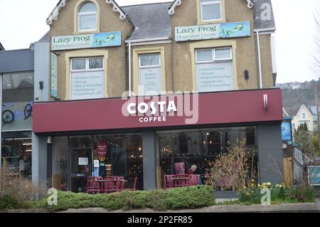 4. März 2023, Swansea, Wales, Vereinigtes Königreich. Costa Coffee Outlet unterhalb des Lazy Frog Floatation Centre in Uplands. Stockfoto