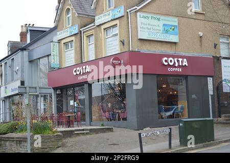 4. März 2023, Swansea, Wales, Vereinigtes Königreich. Costa Coffee Outlet unterhalb des Lazy Frog Floatation Centre in Uplands. Stockfoto