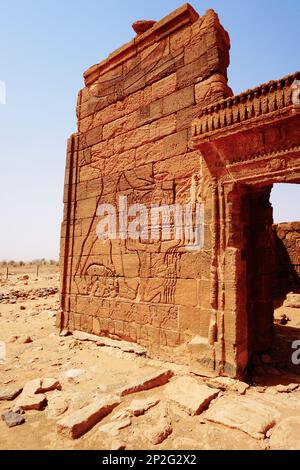 Ruinen von Naqa Meroe, im alten Kush, Sudan, Afrika. Dies ist der Tempel des Amun (1. v. Chr.) mit mehreren Säulen und herrlichen Hieroglyphen. Stockfoto