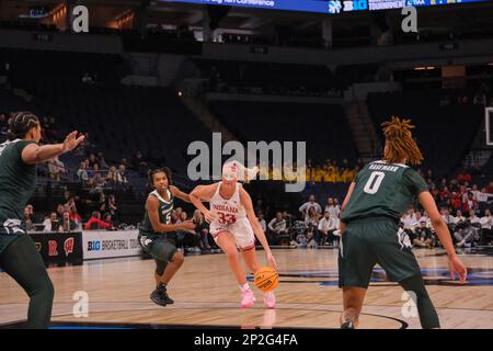 Minneapolis, Minnesota, USA. 2. März 2023. Indiana Hoosiers Guard SYDNEY PARRISH (33) fährt am Freitag, den 3. März, beim Big Ten Women's Basketball Tournament 2023 in Minneapolis, Minnesota, in der zweiten Hälfte Indianas gegen den Bundesstaat Michigan zum Basketballkorb. Indiana gewann 94:85. (Kreditbild: © Steven Garcia/ZUMA Press Wire) NUR REDAKTIONELLE VERWENDUNG! Nicht für den kommerziellen GEBRAUCH! Stockfoto