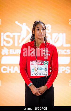 Der belgische Nafissatou Nafi Thiam wurde am Samstag, den 04. März 2023, auf der Podiumszeremonie des Frauenfünfkampfes bei der 37. Ausgabe der europäischen Leichtathletik-Hallenmeisterschaft in Istanbul, Türkei, gefilmt. Die Meisterschaften finden vom 2. Bis 5. März statt. BELGA FOTO JASPER JACOBS Stockfoto