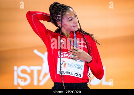 Der belgische Nafissatou Nafi Thiam wurde am Samstag, den 04. März 2023, auf der Podiumszeremonie des Frauenfünfkampfes bei der 37. Ausgabe der europäischen Leichtathletik-Hallenmeisterschaft in Istanbul, Türkei, gefilmt. Die Meisterschaften finden vom 2. Bis 5. März statt. BELGA FOTO JASPER JACOBS Stockfoto