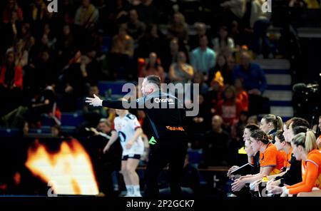 EINDHOVEN - Coach per Johansson in Aktion während des Handballspiels der Goldenen Liga Niederlande gegen Norwegen. ANP IRIS VANDEN BROEK Stockfoto