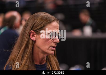 Minneapolis, Minnesota, USA. 3. März 2023. Michigan Wolverines Cheftrainer KIM BARNES ARICO am Ende von Ohio State gegen Michigan am Freitag, den 3. März beim Big Ten Women's Basketball Tournament 2023 in Minneapolis, Minnesota. Ohio State gewann 81-79 (Kreditbild: © Steven Garcia/ZUMA Press Wire) – NUR REDAKTIONELLE VERWENDUNG! Nicht für den kommerziellen GEBRAUCH! Stockfoto