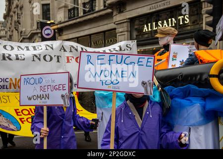 London, Vereinigtes Königreich - 4. März 2023: Tausende von Frauen marschierten in der Londoner Innenstadt zum Trafalgar Square, um gegen männliche Gewalt und für die Gleichstellung der Geschlechter zu protestieren. der märz und die Rallye waren Teil der jährlichen Million Women Rise Veranstaltung, die anlässlich des Internationalen Frauentages stattfindet. Kredit: Sinai Noor/Alamy Live News Stockfoto