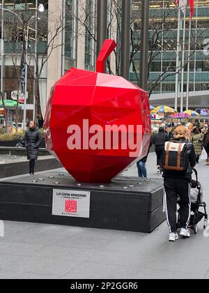 „La Gran Manzana“ von Enrique Cabrera Bildhauer. La Gran Manzana „The Big Apple“ ist das erste und einzigartige Projekt, das der internationalen Künstlerin Enrique Cabrera in Zusammenarbeit mit Mitsui Fudosan America Inc., einem der bedeutendsten Immobilienentwickler des Landes und der bedeutendste in Japan, zu Ehren der Stadt entworfen hat. Stockfoto