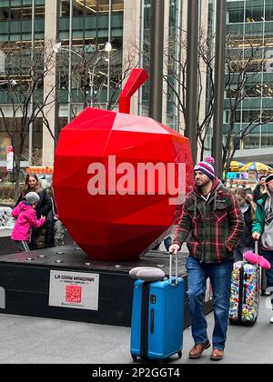 „La Gran Manzana“ von Enrique Cabrera Bildhauer. La Gran Manzana „The Big Apple“ ist das erste und einzigartige Projekt, das der internationalen Künstlerin Enrique Cabrera in Zusammenarbeit mit Mitsui Fudosan America Inc., einem der bedeutendsten Immobilienentwickler des Landes und der bedeutendste in Japan, zu Ehren der Stadt entworfen hat. Stockfoto