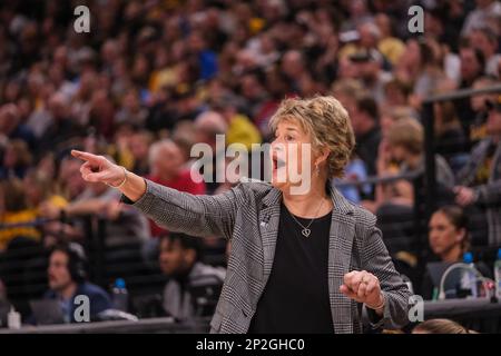 Minneapolis, Minnesota, USA. 3. März 2023. Iowa Hawkeyes Cheftrainer LISA BLUDER reagiert auf ein Spiel in der ersten Hälfte von Iowa gegen Purdue am Freitag, den 3. März beim Big Ten Women's Basketball Tournament 2023 in Minneapolis, Minnesota. Iowa gewann 69-58 (Credit Image: © Steven Garcia/ZUMA Press Wire) – NUR REDAKTIONELLE VERWENDUNG! Nicht für den kommerziellen GEBRAUCH! Stockfoto