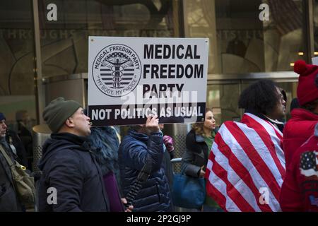 Mitglieder der Medical Freedom Party und andere stellen die Gewinnmotive hinter der schnellen Produktion der Covid-Impfstoffe vor dem Hauptsitz von Pfizer World in der 42. Street in Manhattan, New York City in Frage. Stockfoto