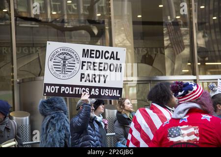 Mitglieder der Medical Freedom Party und andere stellen die Gewinnmotive hinter der schnellen Produktion der Covid-Impfstoffe vor dem Hauptsitz von Pfizer World in der 42. Street in Manhattan, New York City in Frage. Stockfoto