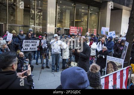 Mitglieder der Medical Freedom Party und andere stellen die Gewinnmotive hinter der schnellen Produktion der Covid-Impfstoffe vor dem Hauptsitz von Pfizer World in der 42. Street in Manhattan, New York City in Frage. Stockfoto