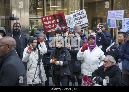 Mitglieder der Medical Freedom Party und andere stellen die Gewinnmotive hinter der schnellen Produktion der Covid-Impfstoffe vor dem Hauptsitz von Pfizer World in der 42. Street in Manhattan, New York City in Frage. Stockfoto