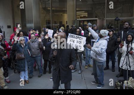 Mitglieder der Medical Freedom Party und andere stellen die Gewinnmotive hinter der schnellen Produktion der Covid-Impfstoffe vor dem Hauptsitz von Pfizer World in der 42. Street in Manhattan, New York City in Frage. Stockfoto