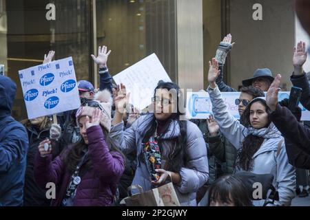 Mitglieder der Medical Freedom Party und andere stellen die Gewinnmotive hinter der schnellen Produktion der Covid-Impfstoffe vor dem Hauptsitz von Pfizer World in der 42. Street in Manhattan, New York City in Frage. Stockfoto