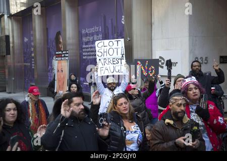 Mitglieder der Medical Freedom Party und andere stellen die Gewinnmotive hinter der schnellen Produktion der Covid-Impfstoffe vor dem Hauptsitz von Pfizer World in der 42. Street in Manhattan, New York City in Frage. Stockfoto