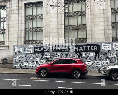 Black Lives Matter Wandgemälde mit den Namen vieler junger Afroamerikaner, die von der Polizei getötet wurden. 15. Straße, Manhattan, New York City. Stockfoto