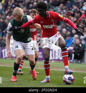 PLYMOUTH, ENGLAND - MÄRZ 04: Jesuran Rak-Sakyi von Charlton und Saxon Earley von Plymouth kämpfen am 04. März 2023 in Plymouth, Großbritannien, um den Ball in der Sky Bet League One zwischen Plymouth Argyle und Charlton Athletic im Home Park. (Foto von MB Media) Stockfoto