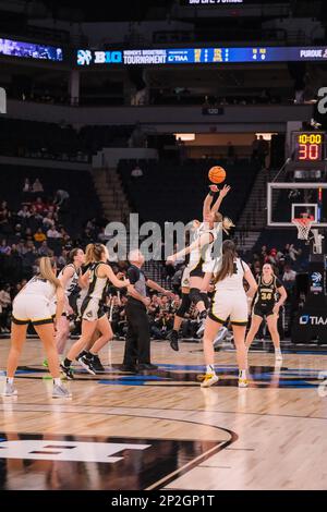 Minneapolis, Minnesota, USA. 3. März 2023. Tipp: Die erste Hälfte von Iowa gegen Purdue findet am Freitag, den 3. März, beim Big Ten Women's Basketball Tournament 2023 in Minneapolis, Minnesota, statt. Iowa gewann 69-58 (Credit Image: © Steven Garcia/ZUMA Press Wire) – NUR REDAKTIONELLE VERWENDUNG! Nicht für den kommerziellen GEBRAUCH! Stockfoto